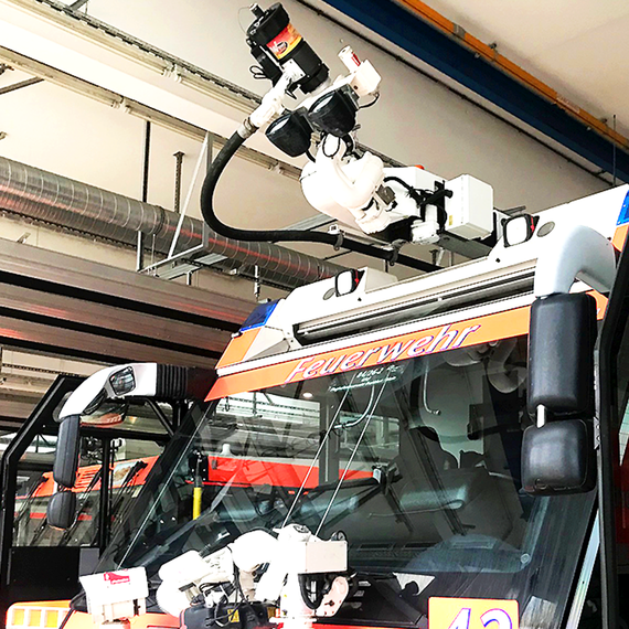 Fire engine with servomotor and roof-mounted water cannon