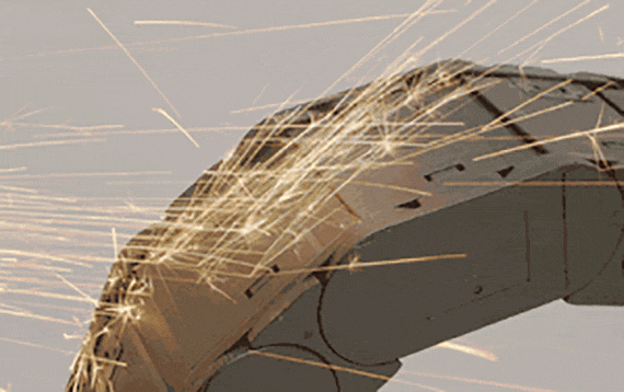 Energy chains in use when exposed to extreme temperatures and hot chips.