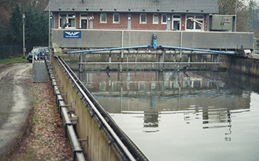 Longitudinal scraper in a clarifier