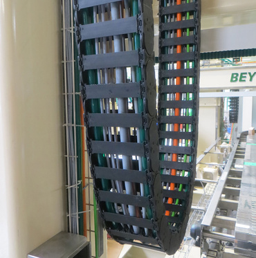 e-chain® hanging in a palletising machine