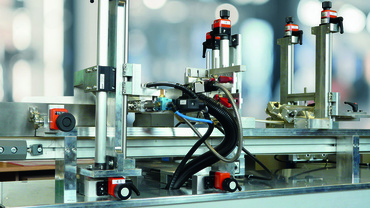 Folding carton tray format adjustment