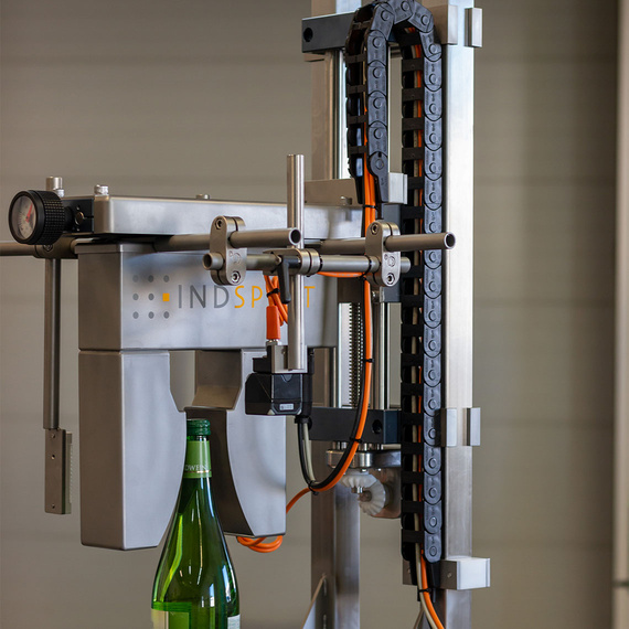 Test equipment with energy chain