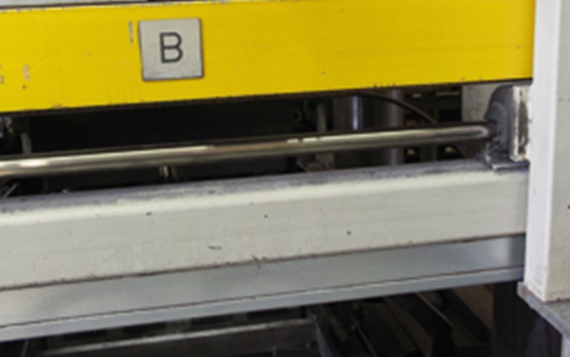 Linear round guides in the grinding tool