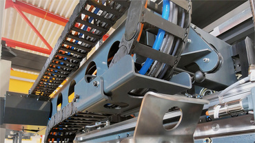 Energy chain for machining centre