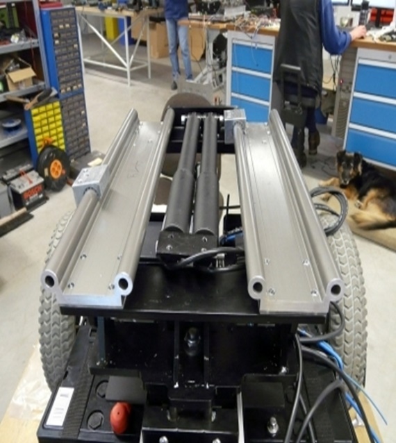 Longitudinal adjustment of the seat via linear bearings