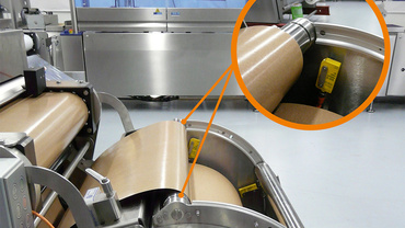 Lower film unwinding