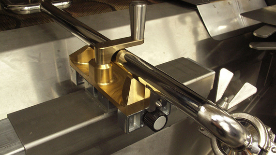 Dough spraying tube lead screw linear system