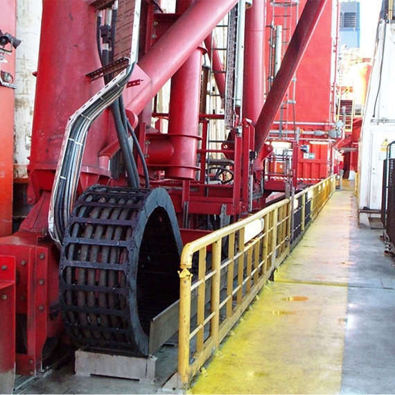 Pipe handling crane energy chain