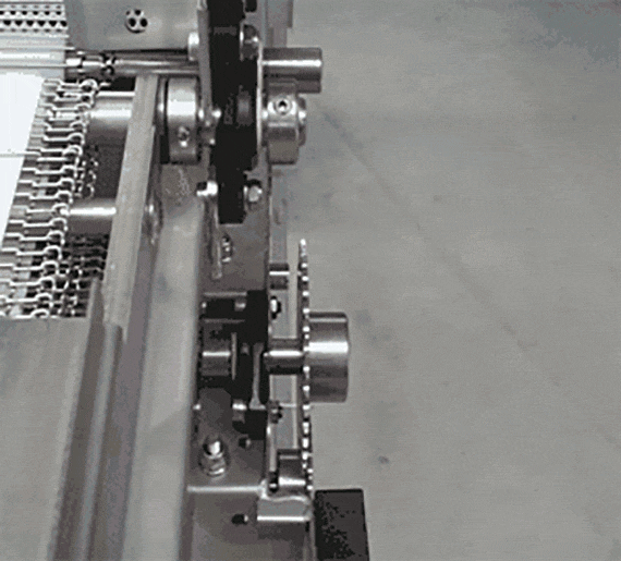 Moisturising/spraying machine for bakery products