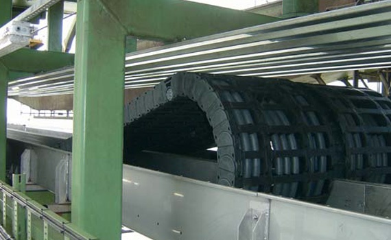 Ship-to-shore crane with readychain