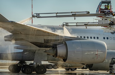 Aircraft and de-icing vehicles