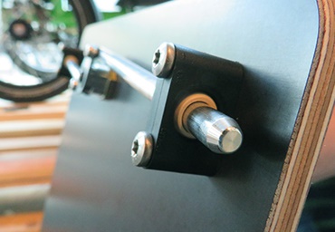 iglidur pillow block bearings in the locking mechanism of a transport box