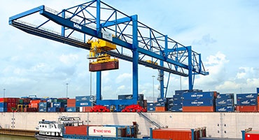 Energy chain systems in crane facilities