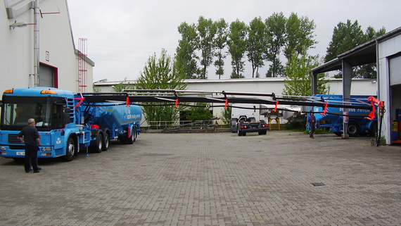 Airfield tanker vehicle 