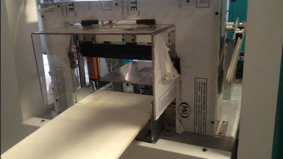 Film packaging machine for fruit and vegetables