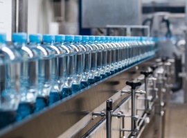 Labelling machine for beverage bottles