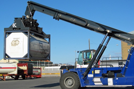 Reach stacker with igus® e-chain® and chainflex® cables