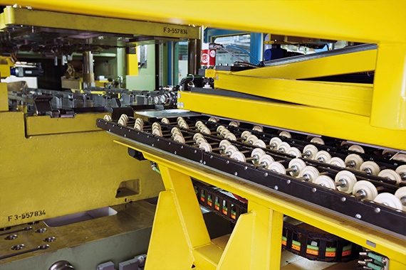 Straightening machine with rollers made of iglidur material, e-chain and chainflex cables