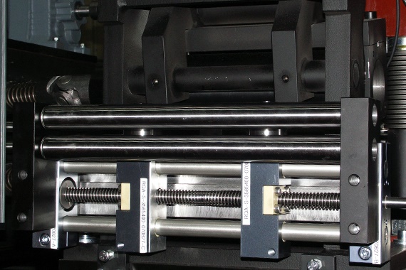 The drylin R linear guide, fitted in lateral guide. The environment is particularly aggressive with dirt and dripping oil.