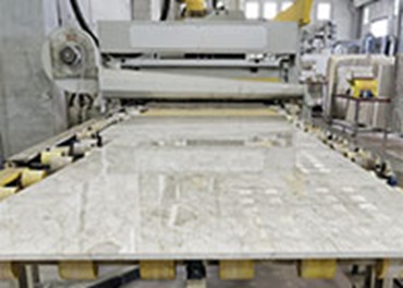 Protective rollers in drive chains