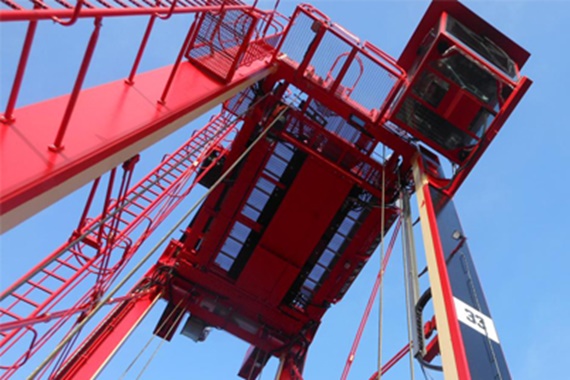 Straddle carrier application with energy chain