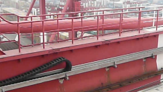 Container crane with energy chain